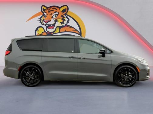 Ceramic Gray Clearcoat 2025 Chrysler Pacifica Limited