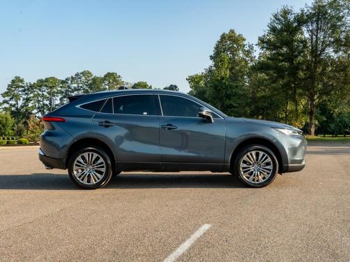Coastal Gray Metallic 2024 Toyota Venza Limited