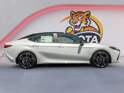Wind Chill Pearl w/Midnight Black Metallic Roof 2026 Toyota Camry XSE