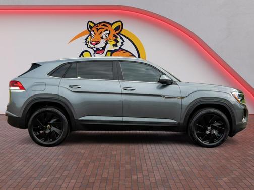 Platinum Gray Metallic 2024 Volkswagen Atlas Cross Sport 2.0T SE w/Technology