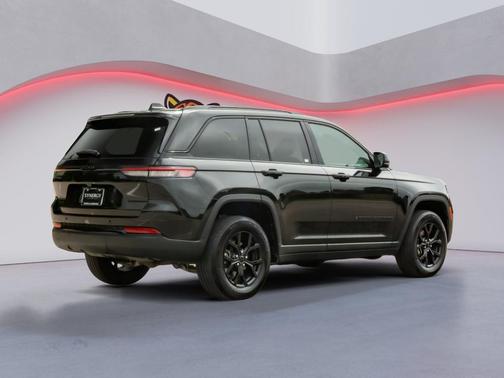 Diamond Black Crystal Pearlcoat 2025 Jeep Grand Cherokee Altitude