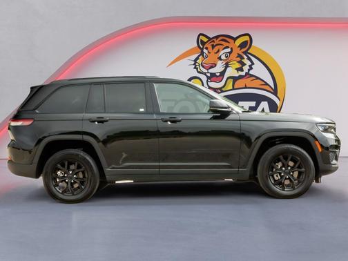 Diamond Black Crystal Pearlcoat 2025 Jeep Grand Cherokee Altitude
