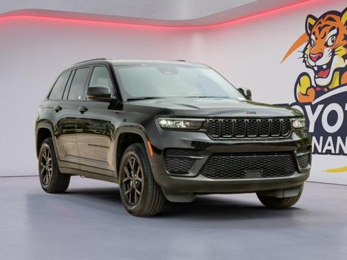 Diamond Black Crystal Pearlcoat 2025 Jeep Grand Cherokee Altitude
