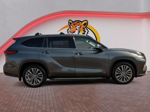 Magnetic Gray Metallic 2022 Toyota Highlander Hybrid Platinum