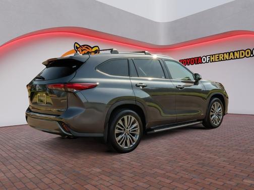 Magnetic Gray Metallic 2022 Toyota Highlander Hybrid Platinum
