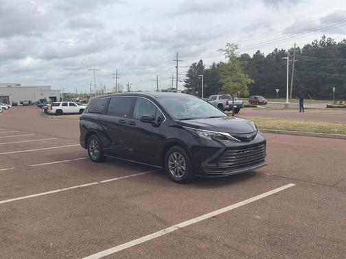 Midnight Black Metallic 2024 Toyota Sienna LE