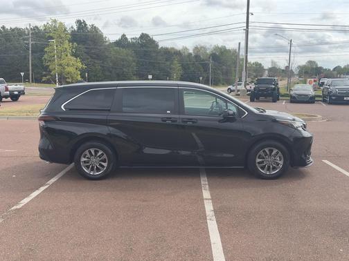 Midnight Black Metallic 2024 Toyota Sienna LE