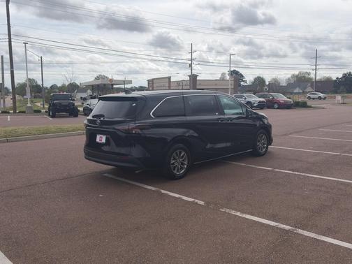 Midnight Black Metallic 2024 Toyota Sienna LE