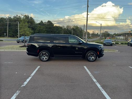 Diamond Black Crystal Pearlcoat 2024 Jeep Wagoneer L Series II 4x4