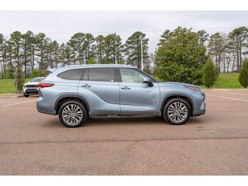 Moon Dust 2022 Toyota Highlander Hybrid Platinum