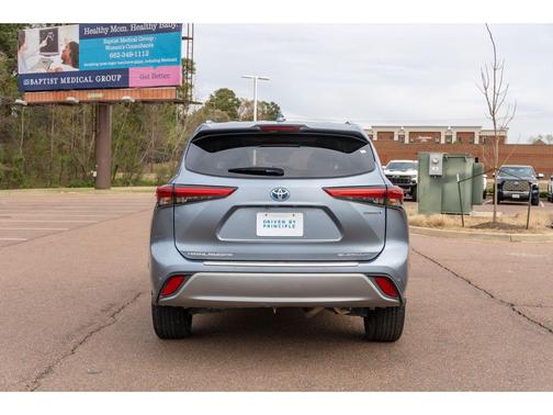 Moon Dust 2022 Toyota Highlander Hybrid Platinum