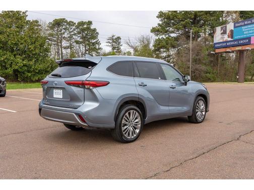 Moon Dust 2022 Toyota Highlander Hybrid Platinum
