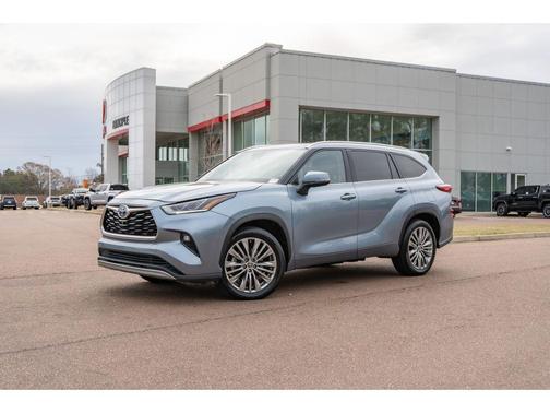 Moon Dust 2022 Toyota Highlander Hybrid Platinum