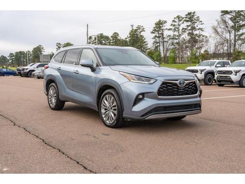 Moon Dust 2022 Toyota Highlander Hybrid Platinum