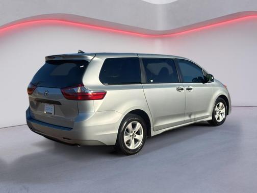 2020 Toyota Sienna SE