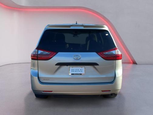 2020 Toyota Sienna SE