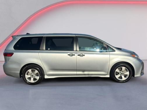 2020 Toyota Sienna SE