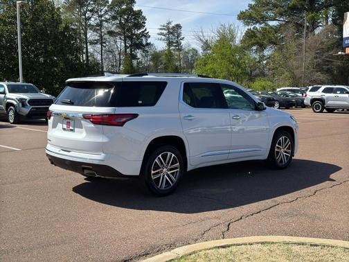Summit White 2022 Chevrolet Traverse High Country