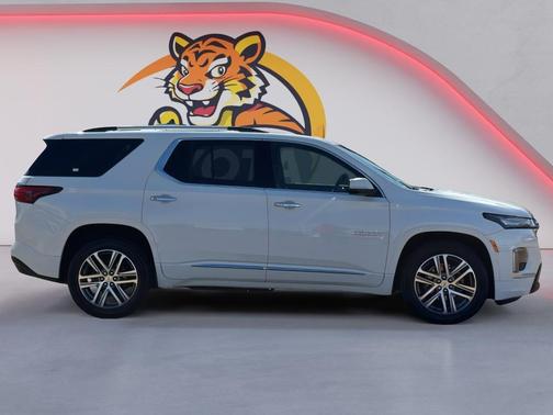 Summit White 2022 Chevrolet Traverse High Country