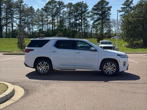 Summit White 2022 Chevrolet Traverse High Country