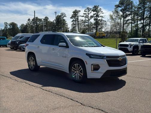 Summit White 2022 Chevrolet Traverse High Country