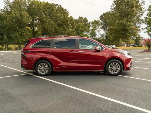 Ruby Flare Pearl 2024 Toyota Sienna XLE