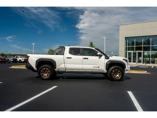 Ice Cap 2025 Toyota Tacoma Hybrid Trailhunter