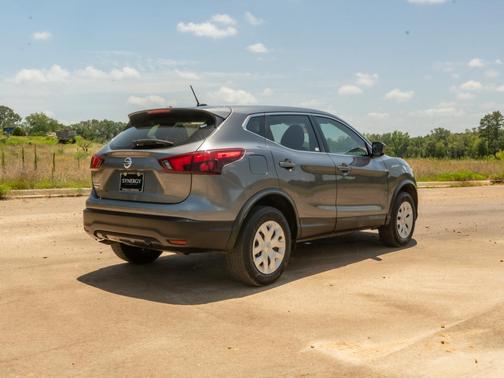 Gun Metallic 2018 Nissan Rogue Sport S