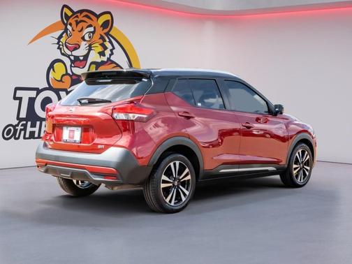 Cayenne Red/Super Black 2018 Nissan Kicks SR