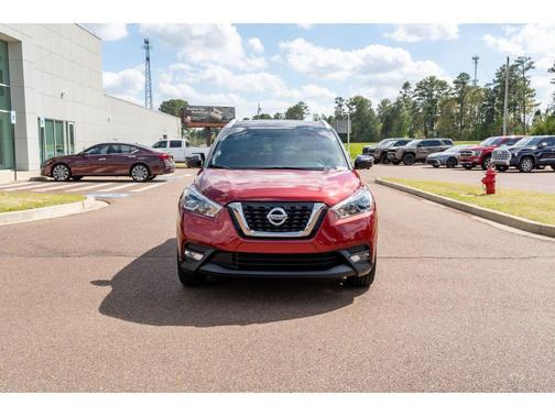 Cayenne Red/Super Black 2018 Nissan Kicks SR