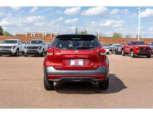 Cayenne Red/Super Black 2018 Nissan Kicks SR