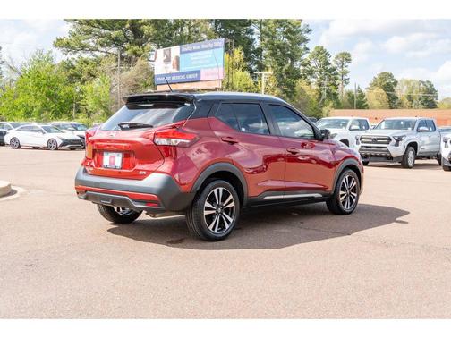 Cayenne Red/Super Black 2018 Nissan Kicks SR