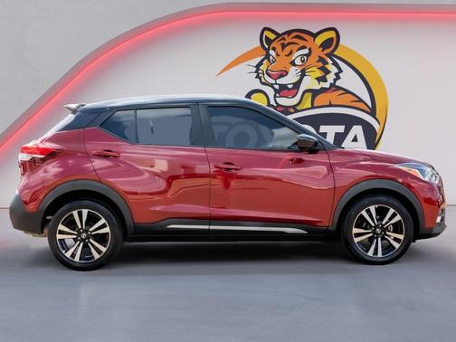 Cayenne Red/Super Black 2018 Nissan Kicks SR