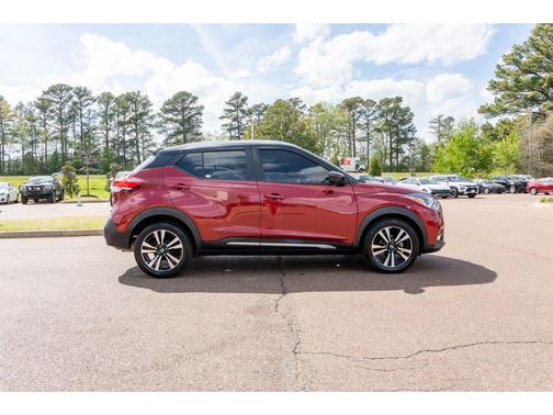 Cayenne Red/Super Black 2018 Nissan Kicks SR