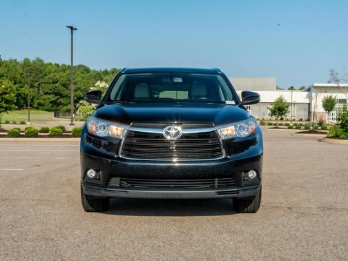 Midnight Black Metallic 2016 Toyota Highlander XLE