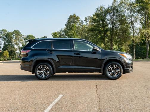 Midnight Black Metallic 2016 Toyota Highlander XLE