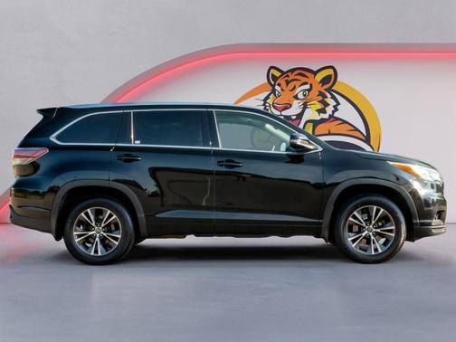 Midnight Black Metallic 2016 Toyota Highlander XLE
