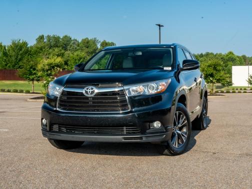 Midnight Black Metallic 2016 Toyota Highlander XLE
