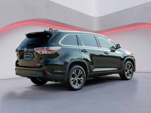 Midnight Black Metallic 2016 Toyota Highlander XLE
