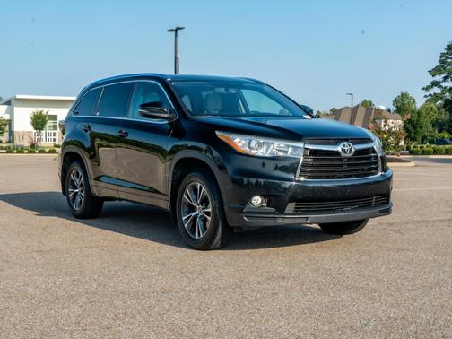 Midnight Black Metallic 2016 Toyota Highlander XLE