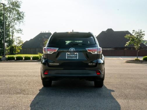 Midnight Black Metallic 2016 Toyota Highlander XLE