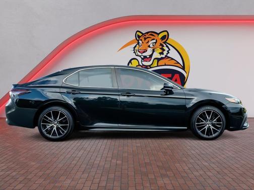 Midnight Black Metallic 2022 Toyota Camry SE