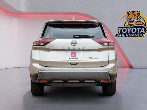 Champagne Silver Metallic 2024 Nissan Rogue SL