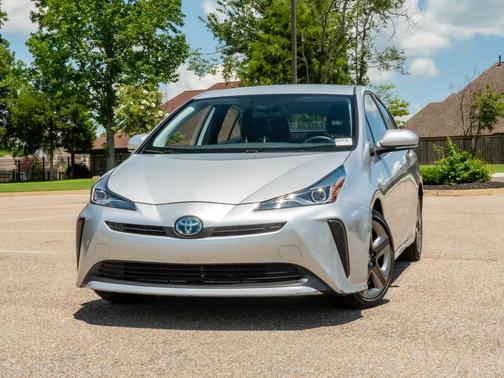 Classic Silver Metallic 2021 Toyota Prius XLE