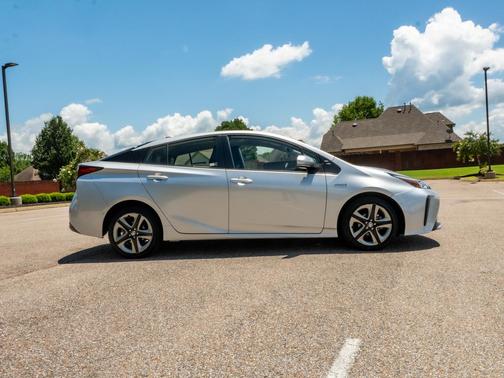 Classic Silver Metallic 2021 Toyota Prius XLE