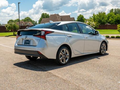 Classic Silver Metallic 2021 Toyota Prius XLE