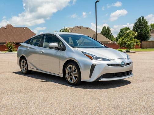 Classic Silver Metallic 2021 Toyota Prius XLE