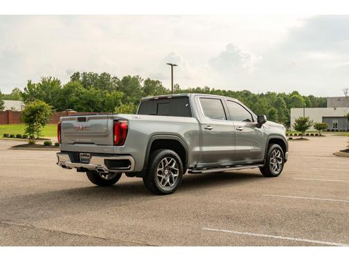 Sterling Metallic 2024 GMC Sierra 1500 SLT