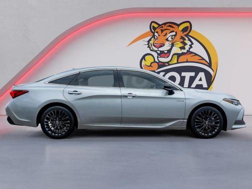 2020 Toyota Avalon Hybrid XSE