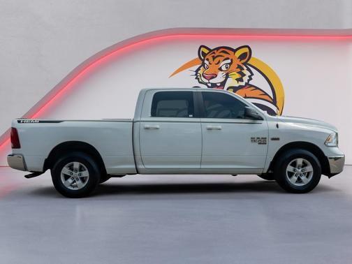 Bright White Clearcoat 2019 RAM 1500 SLT